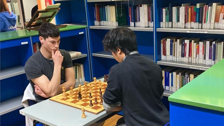 Gioco e strategia: attivato il prestito di una scacchiera in biblioteca