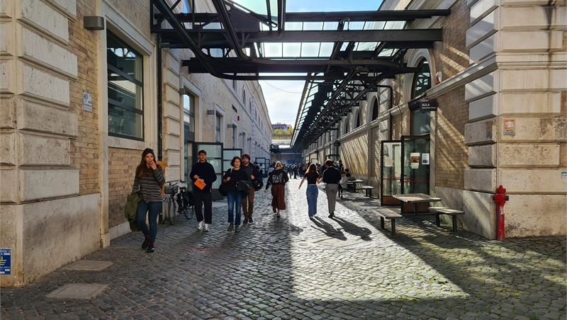 Aperta al mondo, alle persone, al futuro