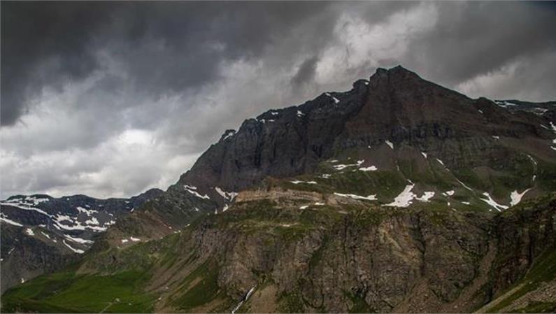 Physics Meets the City: Climate Change and Its Sentinels 